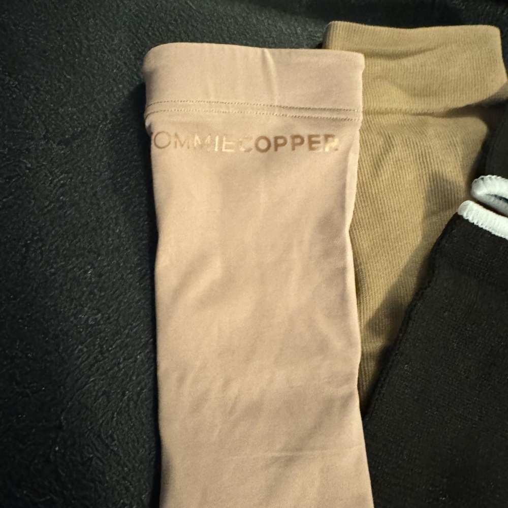 Tommie Copper Compression Sleeves + 2 Additional Compression Sleeves. Small - Picture 2 of 5